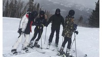 Gaya liburan mereka, selalu di posting Kim di akun Instagramnya. (kimkardashian/Instagram)