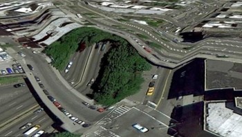 Terlihat seperti pemandangan dari Inception dengan jalan melengkung dengan sudut yang sangat aneh. (Foto: Dailymail)