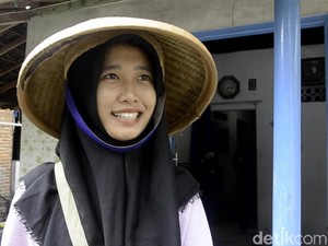 Opi, Gadis Penjual Jamu Ini Bercita-Cita Jadi Pramugari
