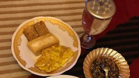 Makan malam bersama sang ibu, Inul memamerkan menu nasi, tempe, tahu dan telur dadar. Ada pelengkapnya juga sambal bawang. Pokoke onok tempe uripku makmur... tulis Inul. Foto: Instagram @inul.d