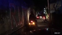 Presiden Jokowi dan Ibu Negara Iriana mulanya berangkat dengan mobil dan dikawal sesuai prosedur pada Rabu malam (27/12/2017). Paspampres belum tahu lokasi pastinya dan hanya bermodalkan undangan. Foto: Biro Pers, Media dan Informasi Setpres