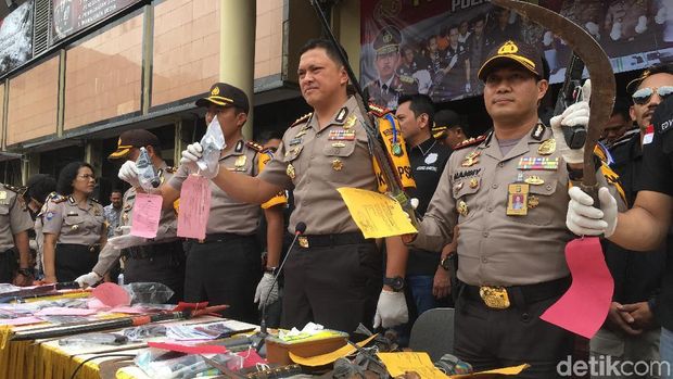 647 Preman Ditangkap di Jakarta Barat, Samurai hingga Senpi Disita