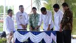 Pecahkan Kendi ke Truk, Jokowi Resmikan BBM Satu Harga di Pontianak