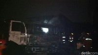 Tampak bangkai truk tangki yang hangus terbakar. Ada sekurangnya 13 mobil pemadam kebakaran yang memadamkan api di SPBU Jagakarsa. (Foto: Gibran Maulana Ibrahim/detikcom)