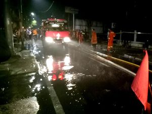 Damkar Bersihkan SPBU Jagakarsa Lokasi Truk Tangki Terbakar