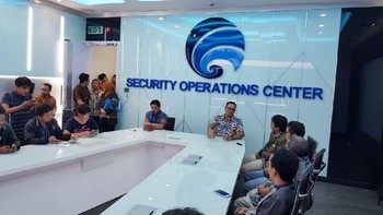 Saat ini mesin AIS telah diserahterimakan dari PT INTI kepada Kominfo. Proses serah terima sendiri berlangsung di Gedung Kominfo, Jumat malam (29/12/20). Pusat pengoperasian mesin ini dipusatkan di sebuah ruangan bernama Cyber Drone 9 di lantai 8 Gedung Kominfo.  (Foto: detikINET/Agus Tri Haryanto)