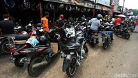 Antrean sepeda motor yang akan diservice.