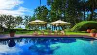 Di bagian luar, rumah ini dilengkapi dengan air mancur, taman, lapang tenis, kolam renang, hingga paviliun. Homesoftherich/Istimewa.