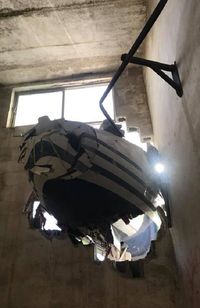 Tertiup Angin, Pesawat Ini 'Cium' Gedung