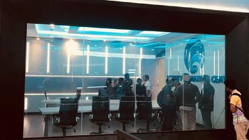 Lebih lanjut, Semuel menegaskan kembali, AIS tidak hanya dimanfaatkan oleh Kominfo saja, melainkan dapat digunakan oleh lembaga pengatur sektor dalam mendukung pelaksanaan tugasnya. Awal tahun 2018 mesin AIS akan diaktifkan untuk melakukan pencarian konten-konten negatif. Sekali Mengais, mesin ini dapat memberikan hasil berupa URL atau tautan yang bisa jutaan dan langsung mengklasifikasi, kata dirjen yang akrab dipanggil Semmy. (Foto: detikINET/Agus Tri Haryanto)