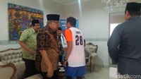 Foto: Usai berbincang dan menyapa satu persatu ulama dan habib yang datang Sandi kemudian pamit untuk berganti pakaian. Fotografer: Marlinda-detikcom.