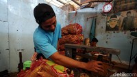 Pedagang menimbang jagung yang baru tiba.