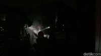 Bau bensin sangat kuat di lokasi. Bau itu bercampur dengan bau benda terbakar. Bau itu bahkan membuat mata sedikit perih.  (Foto: Gibran Maulana Ibrahim/detikcom)