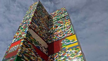 Inisiatif untuk membangun menara Lego ini dicetuskan oleh sang guru bocah tersebut pada 2016 lalu. Foto: Ist/Internet