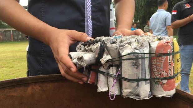 Penjualan kembang api perlu pengecekan izin.