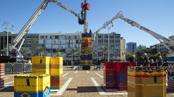 Menara Lego ini dibangun tepat di seberang gedung kota Tel Aviv di Rabin Square. Foto: Ist/Internet