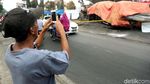 Cekrek! Ketika Truk Tangki yang Terbakar Jadi Tontonan
