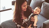 Bridgia Kalina Kharisma ia berikan pada sang putri yang kini memasuki usia tiga bulan. (instagram Acha Septriasa)