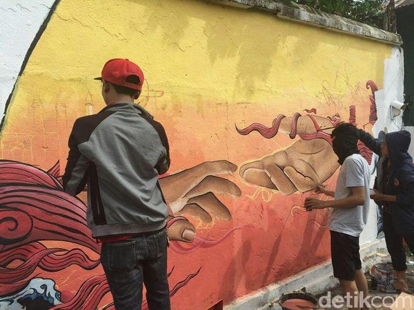 Beberapa tulisan seperti, say no to drugs, stop kekerasan, makassar tidak rantasa, serta ikon Kota Makassar, itu adalah tema besar yang kita angkat. Dengan adanya ini, pesan positif bisa sampai di masyarakat, paling tidak lorong yang dulunya kumuh bisa lebih bersih dan asri. (Ibnu Munsir/detikTravel) Beberapa tulisan seperti, say no to drugs, stop kekerasan, makassar tidak rantasa, serta ikon Kota Makassar, itu adalah tema besar yang kita angkat. Dengan adanya ini, pesan positif bisa sampai di masyarakat, paling tidak lorong yang dulunya kumuh bisa lebih bersih dan asri. (Ibnu Munsir/detikTravel)