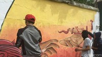 Beberapa tulisan seperti, say no to drugs, stop kekerasan, makassar tidak rantasa, serta ikon Kota Makassar, itu adalah tema besar yang kita angkat. Dengan adanya ini, pesan positif bisa sampai di masyarakat, paling tidak lorong yang dulunya kumuh bisa lebih bersih dan asri. (Ibnu Munsir/detikTravel)