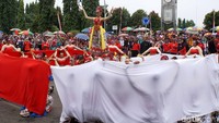 Masyarakat memadati sepanjang jalan di selatan alun-alun Purbalingga untuk menyaksikan Pawai Budaya dalam rangka memperingati hari jadi Kabupaten Purbalingga.