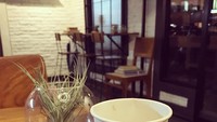 Lagi-lagi secangkir kopi yang dinikmati penyanyi 27 tahun ini. Tentu saja buatan Dua Cipete berlatar suasana kafe. Foto: Instagram raisa6690