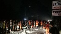 Pantauan di lokasi Jalan M Kahfi, Jagakarsa, Jakarta Selatan, Sabtu (30/12/2017), sekitar pukul 00.20 WIB, api sudah tak tampak lagi. Petugas juga terlihat tak lagi menyemprotkan air ke truk tangki maupun bagian SPBU lainnya.  (Foto: Gibran Maulana Ibrahim/detikcom)