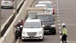 Polisi Tilang Pemotor yang Menerobos JLNT Casablanca