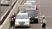 Pemotor berusaha menghindari polisi.
