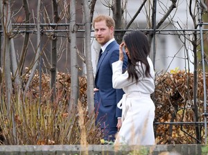 Alasan Mengejutkan Meghan Markle Selalu Menyentuh Rambut