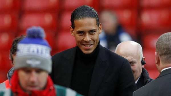 Foto: Nonton di Anfield, Van Dijk Disuguhi Blunder Pertahanan Liverpool