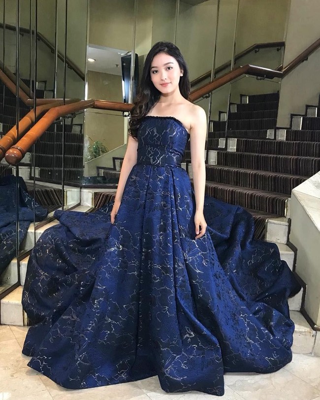 Cantiknya Natasha Wilona berbalut gaun biru. Pesonanya semakin keluar dengan gaun malam tersebut.  Foto: dok. Instagram (Natasha Wilona)