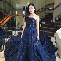Cantiknya Natasha Wilona berbalut gaun biru. Pesonanya semakin keluar dengan gaun malam tersebut.  Foto: dok. Instagram (Natasha Wilona)