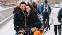 Mereka juga mengabadikan salah satu momen di salah satu spot terkenal di Inggris, Millenium Bridge. (instagram Dian Sastrowardoyo/frameatrip)