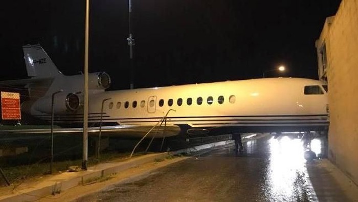 Tertiup Angin, Pesawat Ini Cium Gedung