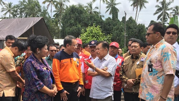 Liburan di Bali, JK Sempatkan Diri Sapa Pengungsi Gunung Agung