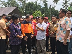 Liburan di Bali, JK Sempatkan Diri Sapa Pengungsi Gunung Agung