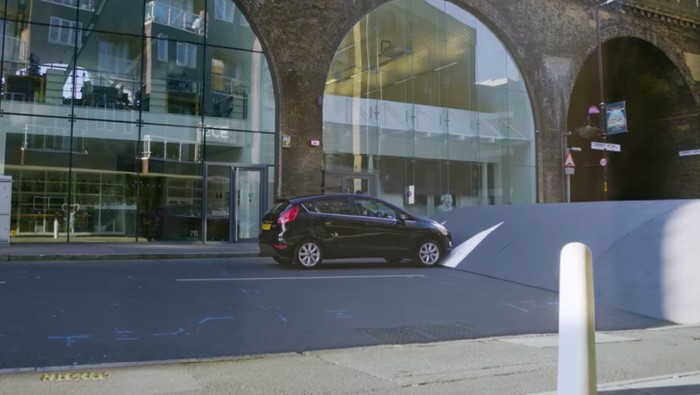 Polisi Tidur Setinggi Ini, Bagaimana Pengendara Melewatinya?