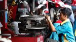 Jelang Liburan Malam Tahun Baru, Bengkel Motor Laris Manis
