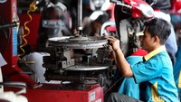 Ada juga yang melakukan stel velg.