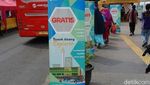 Foto: Ramainya, Stasiun dan Pasar Tanah Abang di Libur Tahun Baru