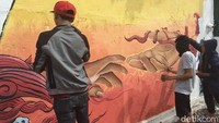 Mural dengan tema Makassar yang Berbudaya sebagian permukaan tembok pembatas dicat ulang dengan mural yang membawa pesan positif bagi masyarakat. (Ibnu Munsir/detikTravel)
