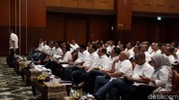 Rapat digelar di Kantor Kemenkeu. Rapat yang digelar tertutup di aula gedung Mezzanine Kementerian Keuangan itu dimulai sekitar pukul 16.00 WIB.