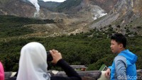 Selain sungai kuning yang kini jadi favorit wisatawan, ada juga sebuah menara pandang di TWA Papandayan ini. Menara pandang itu juga kerap dimanfaatkan wisatawan untuk berfoto.