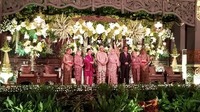 Sebelumnya Jokowi menghadiri pernikahan putri Mensesneg Pratikno di Jogja Expo Center (JEC), Yogyakarta, Sabtu (30/12/2017). Jokowi mengenakan setelan jas hitam didampingi Iriana yang memakai baju merah. Foto: Danu Damarjati/detikcom
