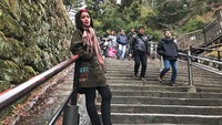 Ia tak melewatkan mengabadikan momen di tiap tempat yang dikunjungi di Negeri Sakura. (instagram Gracia Indri)