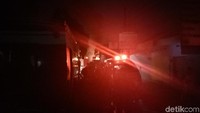 Yang terbakar mobil tangki transportir, kata Kabag Humas Polsek Jagakarsa Aiptu Khairul kepada detikcom, Jumat (29/12/2017). (Foto: Ardi Cahya Rosyadi/detikcom)