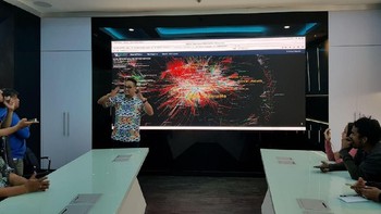 Untuk diketahui mesin AIS merupakan hasil tender proyek pengadaan Peralatan dan Mesin Pengadaan Sistem Monitoring dan Perangkat Pengendali Situs Internet Bermuatan Negatif yang digelar oleh Kementerian Komunikasi dan Informatika (Kominfo) pada Oktober lalu. Tender ini kemudian dimenangkan oleh PT Industri Telekomunikasi Indonesia (Inti) yang menyisihkan 71 peserta lainnya. (Foto: detikINET/Agus Tri Haryanto)