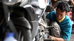 Jelang Liburan Malam Tahun Baru, Bengkel Motor Laris Manis