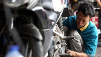 Pemilik sepeda motor terlihat ramai melakukan servis, di bengkel kawasan Pasar Minggu, Jakarta.